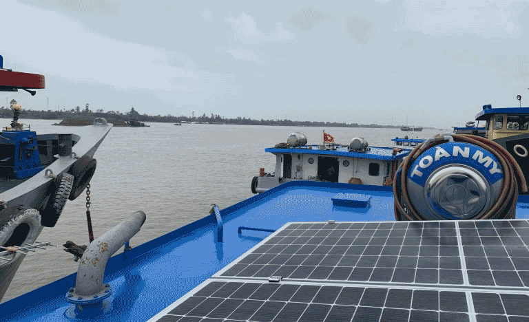 Lắp đặt điện năng lượng mặt trời lưu trữ cho sà lan, tàu thuyền